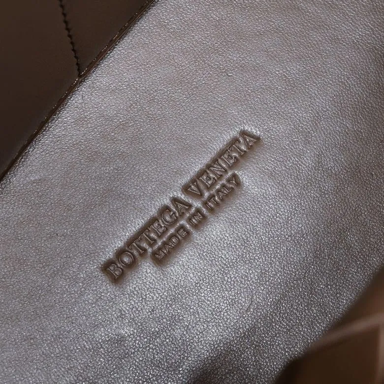 The 2023 new Andiamo batch of 2260 BV has been shipped‼ ️Really popular🔥The new Andiamo woven handbag launched by Bottega Veneta this season is really popular all over the world! ! Celebrities at home and abroad have worn it, and Oscar-winning actress Michelle Yeoh has taken it out on the street. Song Jia, Trai Yara, Yu Feihong, Sanji Ayaka, Rosie Hunting-Whiteley, Yoshioka Riho, etc. have all picked up this bag. It is classic and versatile, showing off its temperament, and the bag capacity is also large, which is very convenient for daily commuting! ! A variety of carrying methods, the shoulder straps can be adjusted by yourself, the original lambskin feels soft and delicate, and the unisex style breaks gender boundaries and brings a more practical and longer-lasting use experience. Andiamo, which has both elegant and casual styles, perfectly interprets the true appearance of "fashionable old money style". Style number: 8463 Size: 32*24*12